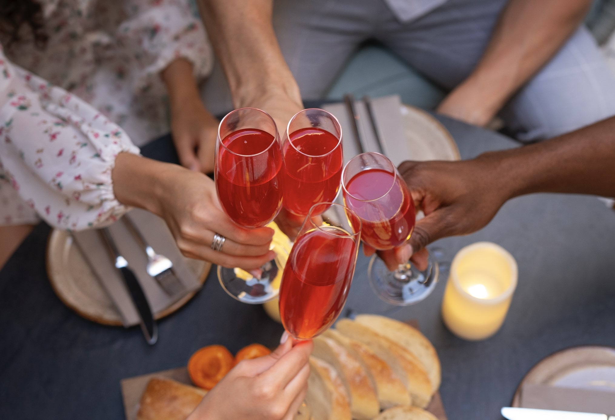 Quand les jeux s’invitent à l’apéro : le cocktail parfait entre sexe, soirée et complicité